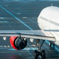 Zabeležen zastrašujući trenutak kada je avion na pisti uleteo u oluju Vetar ga je ljuljao kao da je od papira, ovo je…