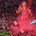 Indija: Završnica velikog festivala i svečano potapanje idola u znaku novog početka