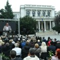 Hiljade ljudi ispred pozorišta prati komemoraciju halidu bešliću: Građani Sarajeva u suzama, svi čekaju povorku da se oproste…
