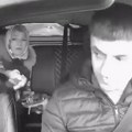 Жена села у такси, па извадила мачету и претила таксисти: Престрављени возач дигао руке, ово је био њен захтев! Језив снимак…