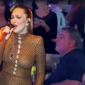 Boba Živojinović uživa među publikom na dočeku Nove godine Uz hitove snajke Aleksandre Prijović dočekao 2026. dok je Brena u…