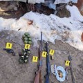 Pogledajte kakav arsenal je pronađen u velikoj akciji policije! Ručne bombe, puške, pištolji i municija: Oglasio se MUP o…
