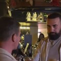 (Video) Pola estrade na slavlju kod Saše Kapora Dinča peva "Ti si žena za sva vremena", on mu daje bakšiš - mikrofona se…