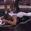Stravičan pad Viktora Vembanjame: Horor u drugoj utakmici plej-ofa NBA lige!