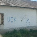 Grafiti koji veličaju "UČK" ispisani na kući srpske porodice u Vitini FOTO