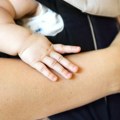 Upozorenje za roditelje: Popularna nosiljka za bebe hitno povučena iz prodaje