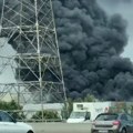 Naređena hitna evakuacija! Fabrika automobila u plamenu, gusti crni dim prekrio nebo! (video)