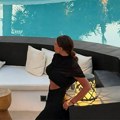 Bivša žena našeg poznatog pevača pozira u japankama od 900 evra: Fotke sa luks destinacije zapalile mreže