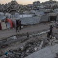 Trudna Palestinka živi na ruševinama doma u kojem je izgubila troje dece
