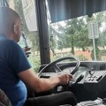 Foto-vest: Vozač autobusa u Nišu sa cigaretom za volanom