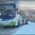 Autobus proklizao na zaleđenom kolovozu i preprečio put kod Vranja (VIDEO)