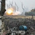 Snimljena bliska borba ruskog i ukrajinskog tenka: Za nekoliko trenutaka vozilo potpuno uništeno (video)