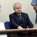 Slobine reči policajcu koji ga je vodio u Hag još se pamte Milošević preminuo pre tačno 18 godina u pritvoru: Sahranjen u…