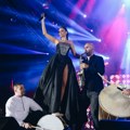 (Doto) Milica pavlović se popela na tradicionalni makedonski instrument: Spektakl u Skoplju: Vrtoglave štikle i šlic do kuka