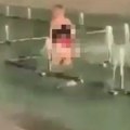 Polugola žena izazvala haos u centru grada Uznemiravala prolaznike u fontani(video)
