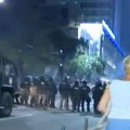 VIDEO Napeto u Beogradu: Policija potiskuje demonstrante, ministri Vlade u Ćacilendu