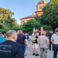 Okupljanje pred sednicu Sremskih Karlovaca: Dužnost institucija da obezbede bezbedno školovanje