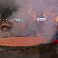 Novi rekord na Roštiljijadi u Leskovcu - napravljena pljeskavica od 90 kilograma
