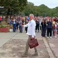 Roditelji škole u Mirijevu velikim aplauzom dočekali smenjenog Milana Krstića: Očekuje se dolazak i novog SNS direktora VIDEO…