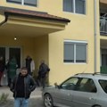 Srbina iz Leposavića iseljavaju iz stana (video)