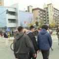 Protest u Novom Sadu: Građani blokirali izlaz sa autobuske stanice u znak podrške Milomiru Jaćimoviću