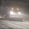 Sneg okovao srpsku planinu, kamioni ne stižu da očiste nanose! Teška mehanizacija u borbi sa mećavom, angažovano 14 vozila…