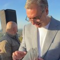 (Video) "Ruke koje su ceo život radile, osmeh koji greje" Baka Nadežda oduševila Vučića u Mionici: Probila se kroz gužvu i…