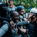 Gradonačelnik Sen Denija pogođen suzavcem na protestu u Francuskoj: Stao između policije i demonstranata