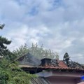 (Foto) Požar na Karaburmi: Prve slike sa lica mesta, vatra buknula u restoranu