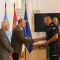 Đurić uručio nagrade za hrabrost desetorici novosadskih policajaca