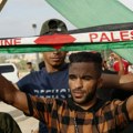 Slike iz Gaze koje su zgrozile svet: Izraelska vojska privodi muškarce, Palestinci kleče u donjem vešu sa povezom preko…