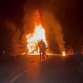 VIDEO Izgoreo kamion na putu Bogatić-Sremska Mitrovica: Saobraćaj obustavljen u Glušcima