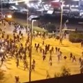 VIDEO Haos na ulicama Splita: Lete baklje, policija juri navijače, demolirano pola grada