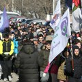 Jedni studenti na putu ka Kragujevcu, drugi širom Srbije stoje u tišini (VIDEO)