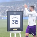 VIDEO Ništa slađe danas nećete videti: Ćerka čuvenog fudbalera ispratila tatu u penziju, njen potez nasmejao sve