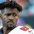 Policija traga za čuvenim NFL hvatačem zbog ubistva u pokušaju