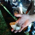 Kamenice na okupljene tokom protesta „Prokupački ustanak“