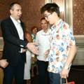 Đak generacije Mihajlo odbio da se rukuje sa SNS predsednikom opštine Bečej. Dva puta.