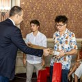 Đak generacije Mihajlo odbio da se rukuje sa SNS predsednikom opštine Bečej. Dva puta. FOTO