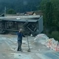 Stotine kilograma brašna završilo na putu nakon prevrtanja kamiona na putu Maglaj-Doboj