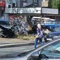 Prve fotografije sa mesta nesreće u Zemunu: Automobil udario u trafiku (VIDEO)