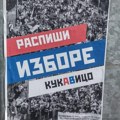 Centar Kragujevca prelepljen plakatima: Raspiši izbore, kukavico