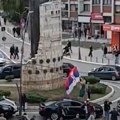 Nesvakidašnja scena u severnoj Mitrovici na izborni dan Svadbeno kolo zaustavilo saobraćaj u centru grada (video)