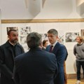 Otvorena izložba „Susreti sa poslednjim Srbima na Kosovu“ u Parizu /foto/