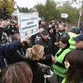 Протест испред Информера завршен перформансом и минутом ћутања за жртве пада надстрешнице