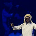 Bad Bunny imao peh na koncertu: Okliznuo se i pao nasred bine VIDEO