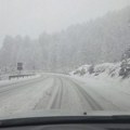 Mećava preko Zlatibora, za noć palo 20 cm novog snega: Putari na terenu sa teškom mehanizacijom – saobraćaj za šlepere…