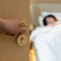 Stručnjaci konačno saglasni u odgovoru: Evo da li je bolje spavati sa otvorenim ili zatvorenim vratima