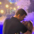 Paparaco snimak Anđelke Žugić s mužem: Stigli na koncert u zadnji čas, on ne prestaje da je grli i ljubi (video)