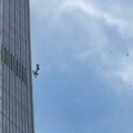 (Video) Tragedija u srcu Pekinga: Poginuo pilot koji se sportskim avionom zakucao u najviši neboder, povređeno 13 ljudi